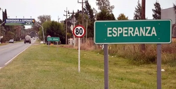 Horror en Esperanza: hallan asesinada a una mujer y su ex murió al huir en moto y chocar - 1