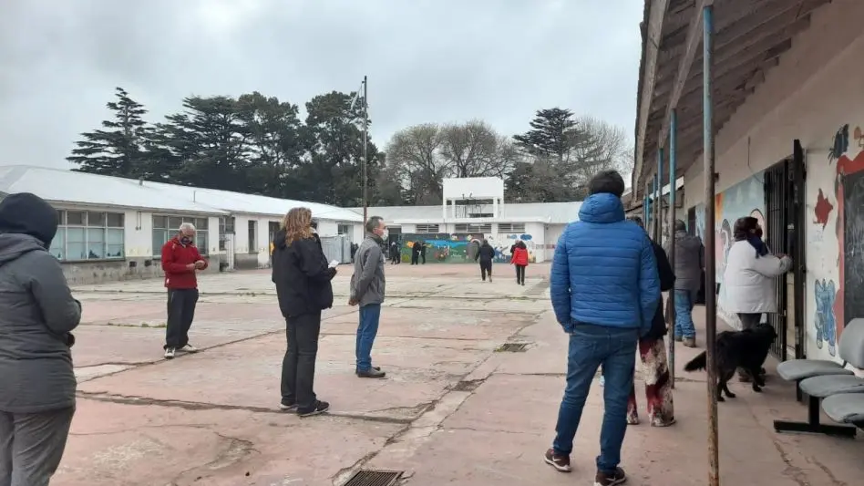 A pesar de que los mayores de 60 tienen prioridad, en algunas escuelas de la ciudad no se está cumpliendo