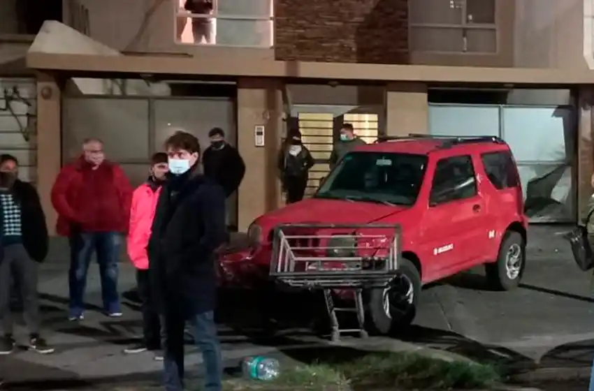 Borracho, chocó a auto estacionado y rompió un portón de una vivienda en la costa