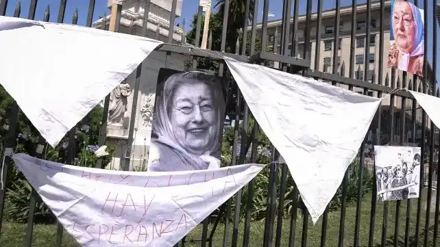 Despidieron a Hebe de Bonafini y esparcieron sus cenizas en Plaza de Mayo