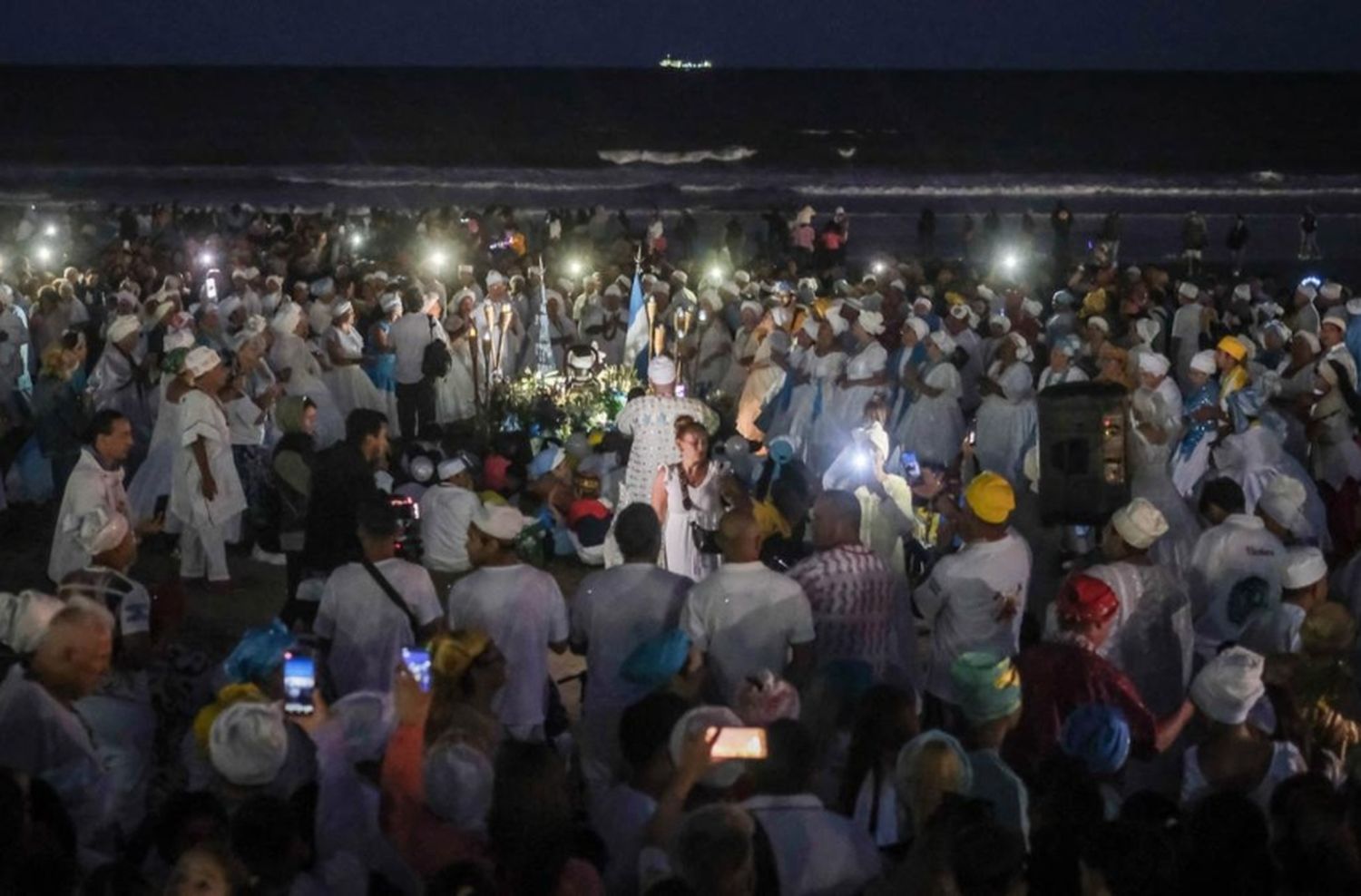 Multitudinaria ceremonia en honor a Iemanjá en las playas de Mar del Plata