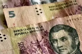Extienden por un mes la validez de los billetes de 5 pesos