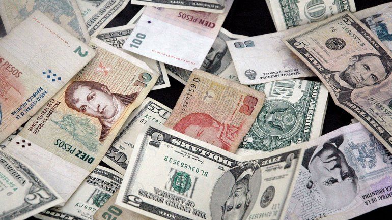 Dólar: El oficial se disparó a $8,01 y el blue cotiza a 13,10