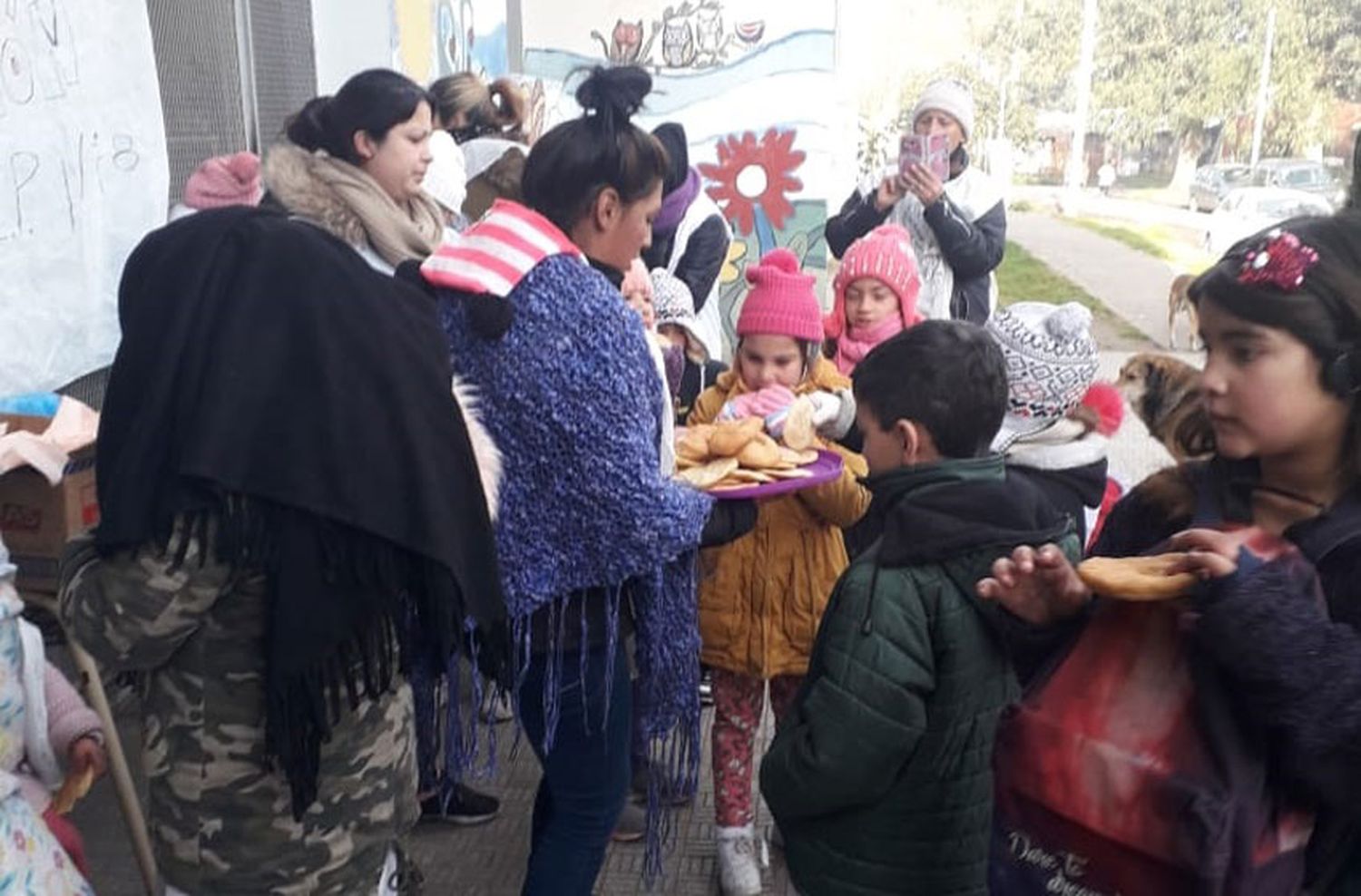 Frazadazo en la Primaria N°78: "Los chicos vienen con gorros y guantes por su vaso de leche"