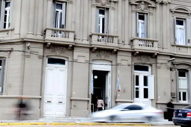 Condenado a 2 años y medio por someter a su mujer con un arma