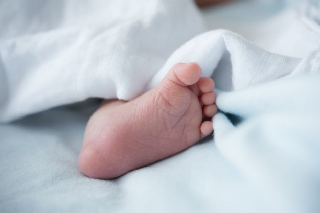 Por accidente una mujer encuentra una bebé recién nacida enterrada en el jardín de su casa