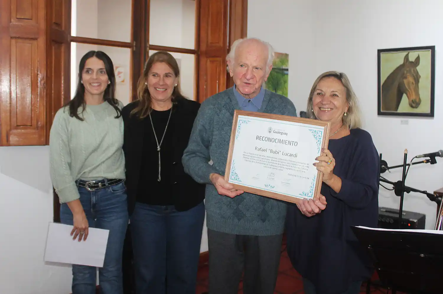 Lucardi rodeado de Florencia Fernández, Nora Ferrando y Dora Bogdan.