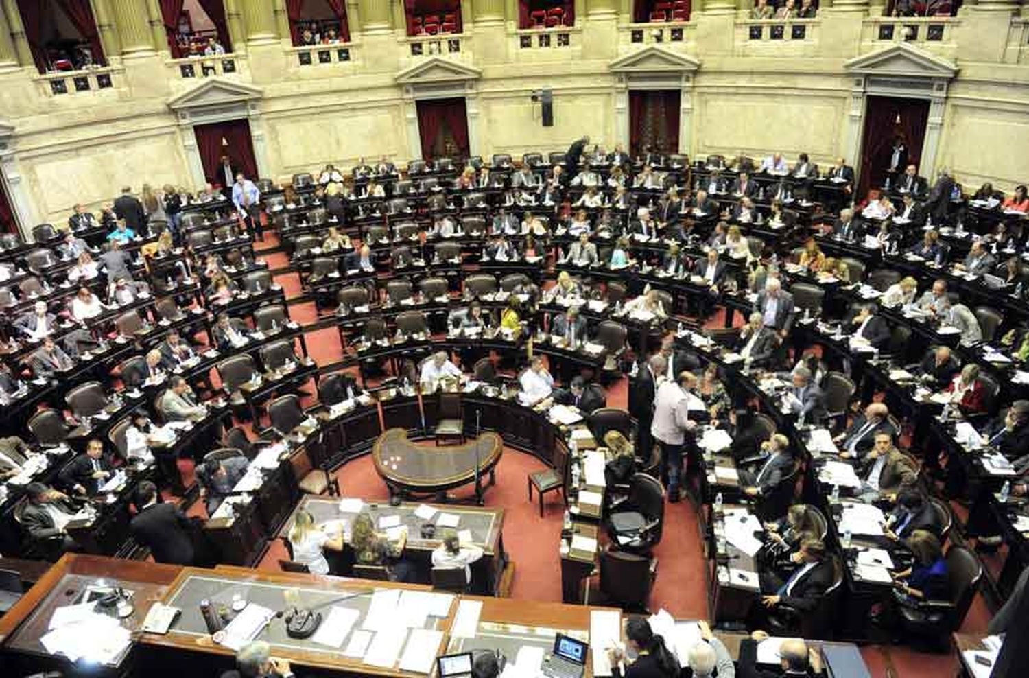 Continúa la sesión en el Congreso: crece la tensión entre diputados