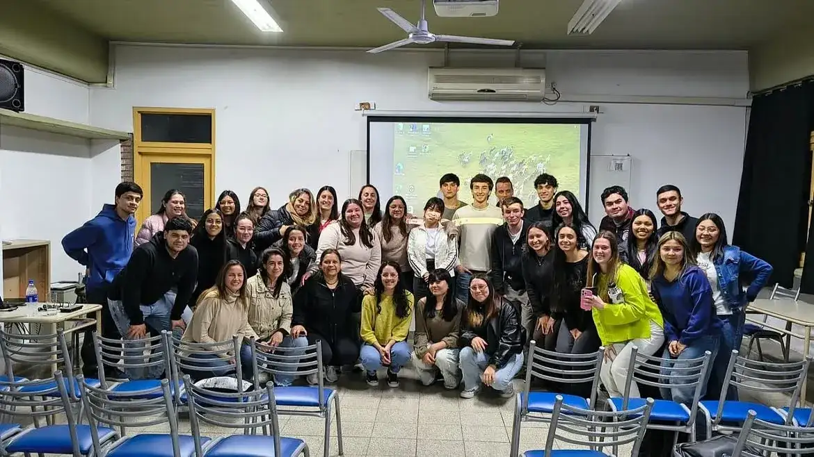 Carmen Moreno Betancourt destacó el éxito del módulo de Oratoria para estudiantes y emprendedores en Escuela Comercio