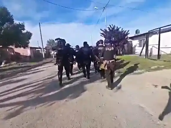 Buscan intensamente a un hombre que le pegó cuatro tiros a un joven en el barrio Las Heras