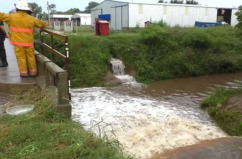 Impresionante rescate de un niño que casi es arrastrado por la corriente