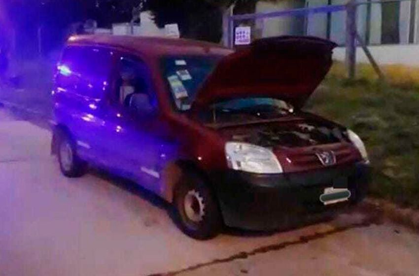 Quiso robar la batería de una camioneta con un cuchillo de cocina