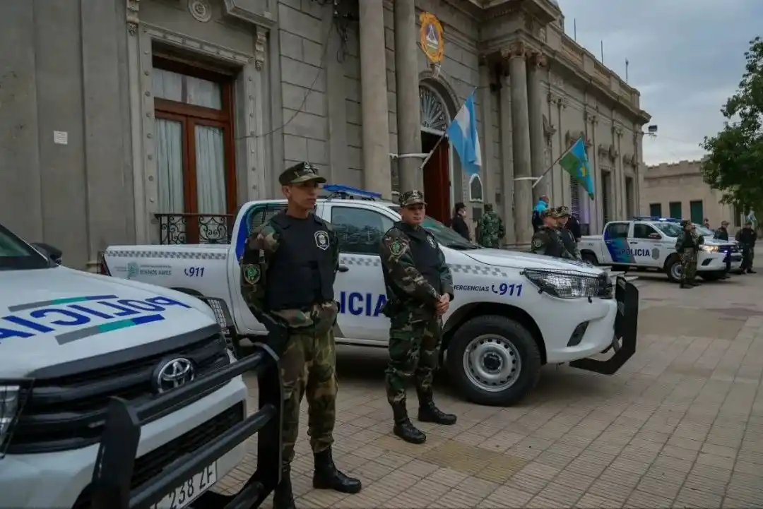 Berni entregó siete patrulleros en las Flores: “Estamos renovando la flota automotor de toda la Provincia”