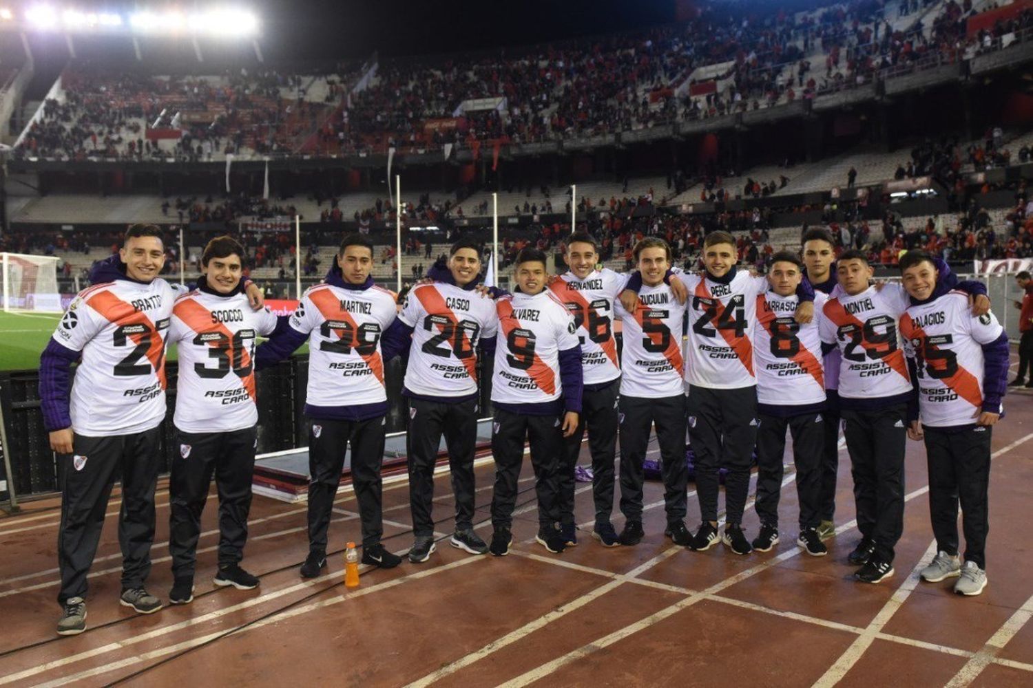 Un crespense entre los alcanzapelotas