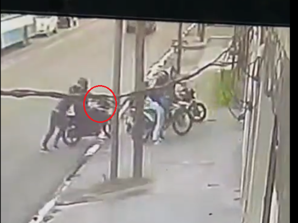 Motochorros mataron a una joven de un tiro en el pecho y balearon a su hermana policía en un asalto en Laferrere