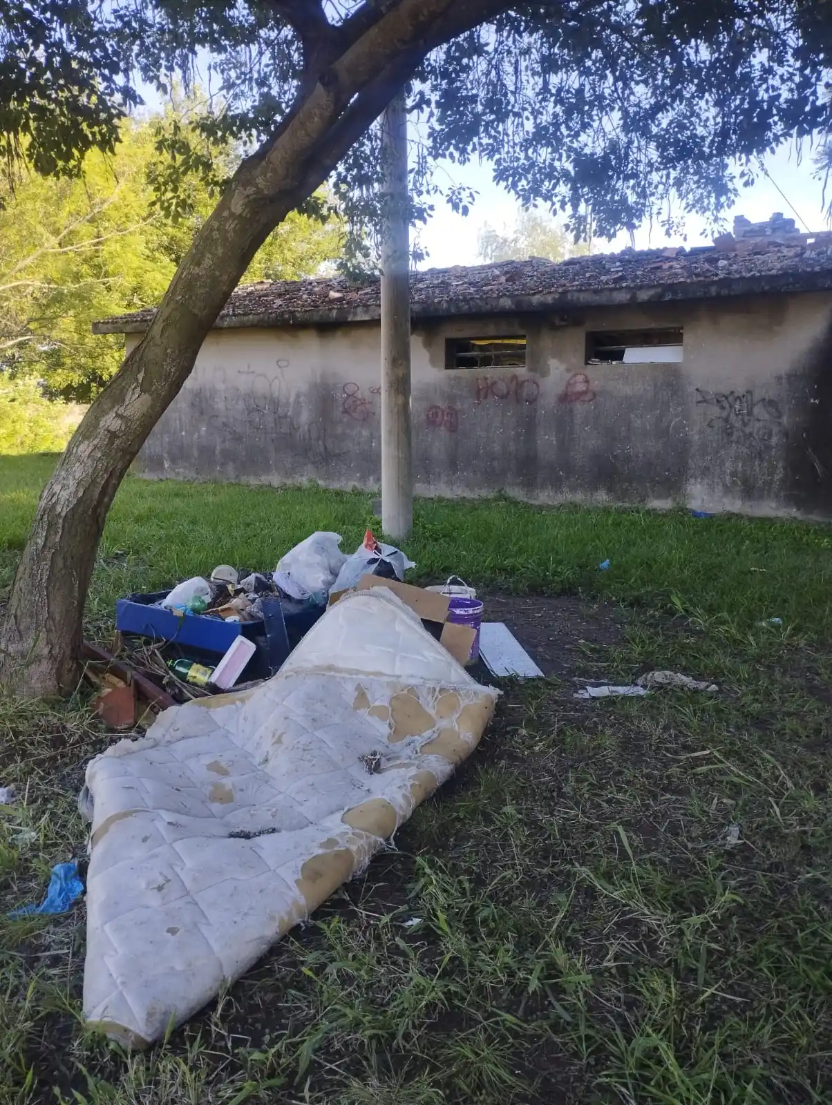 Operativo en barrio Amancay: desalojaron a seis personas y realizaron limpieza en una vivienda