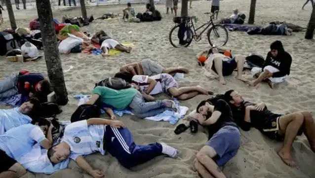 Así amanecieron los hinchas argentinos en las playas de Copacabana
