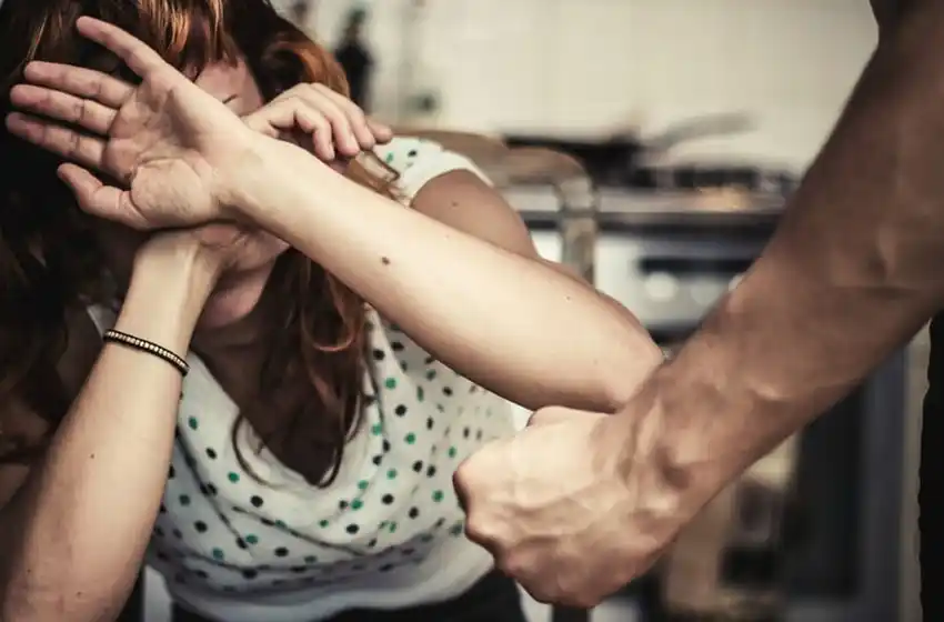 Detienen a un hombre por pegarle a su novia