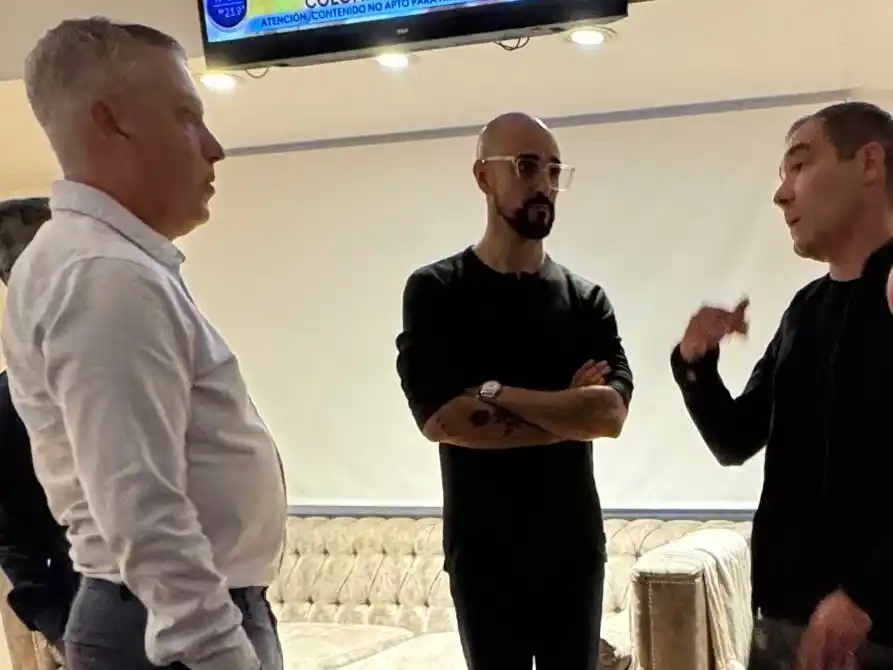 Encuentro en el Teatro Tronador: Marcelo González, junto a Agustín Neme y Abel Pintos