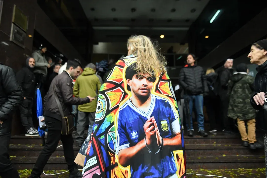 Una fanática pide justicia por Maradona en San Isidro. Foto: Agencia NA (Juan Vargas)