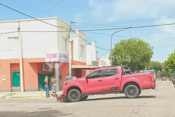 Fuerte choque en barrio Villa Rosas: una motociclista resultó herida al ser impactada por una camioneta