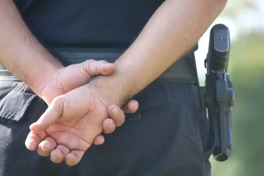 Joven detenido por resistencia a la autoridad.