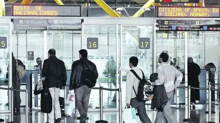 Cinco argentinos detenidos en España permanecen internados