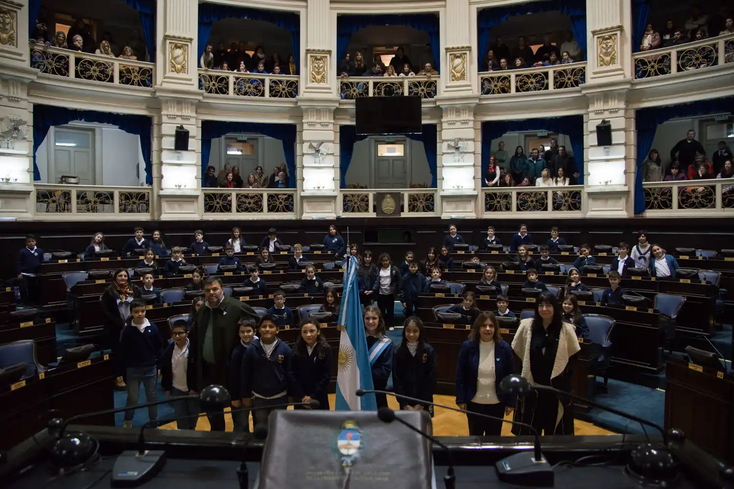 Alumnos realizaron la promesa a la bandera en la Cámara de Diputados provincial