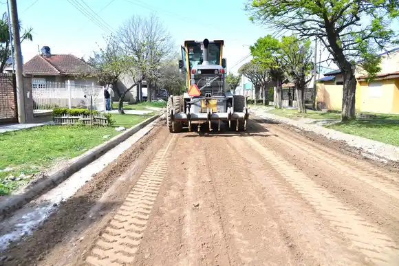 Javier Gastón: “las familias del barrio Escribano ahora van a tener el asfalto en la puerta de sus casas”