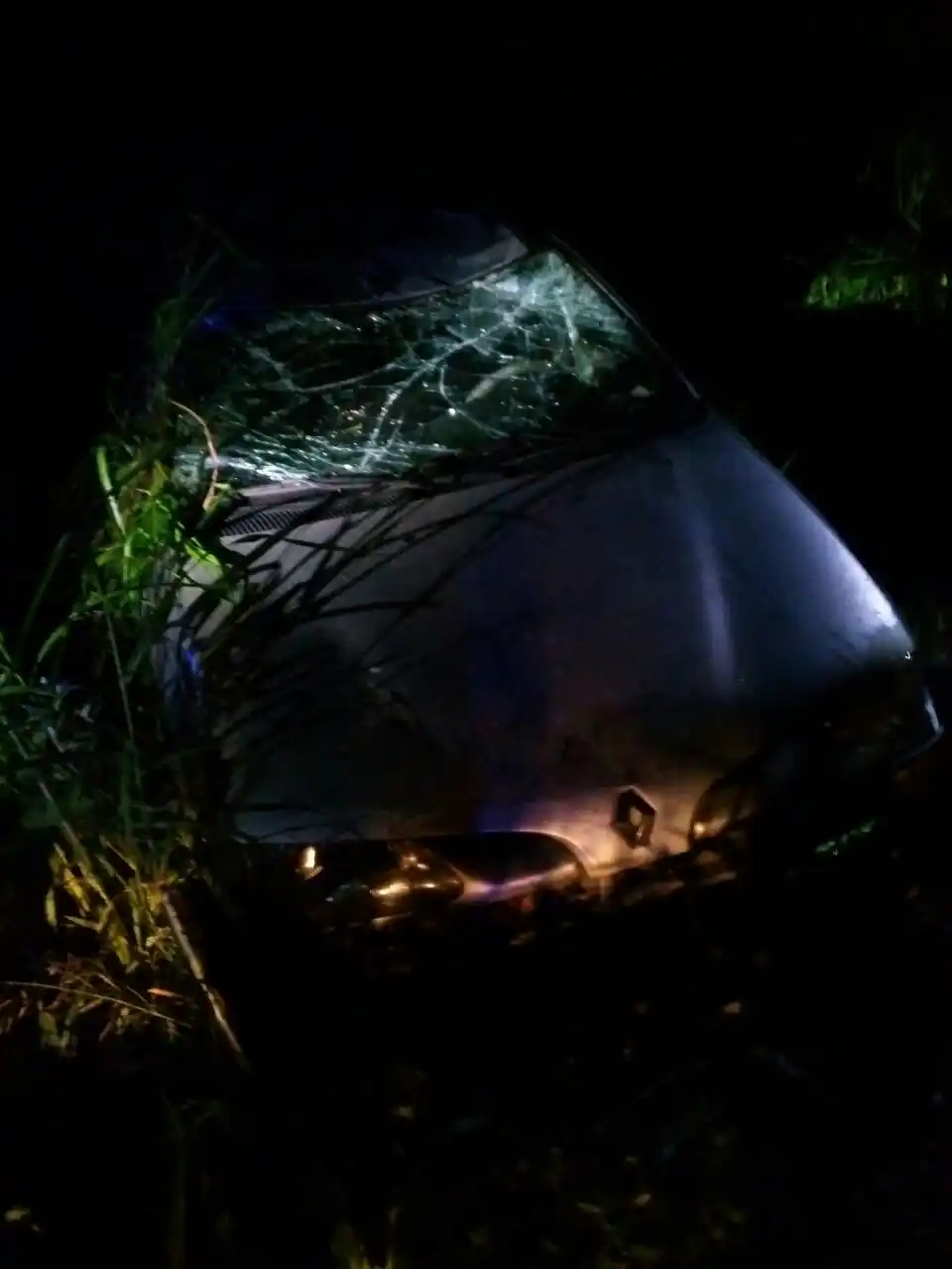 Conductor resultó ileso al volcar con su auto en ruta 11