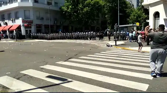 Incidentes en funeral de Maradona: Corridas y balas de goma, mientras extienden el velatorio