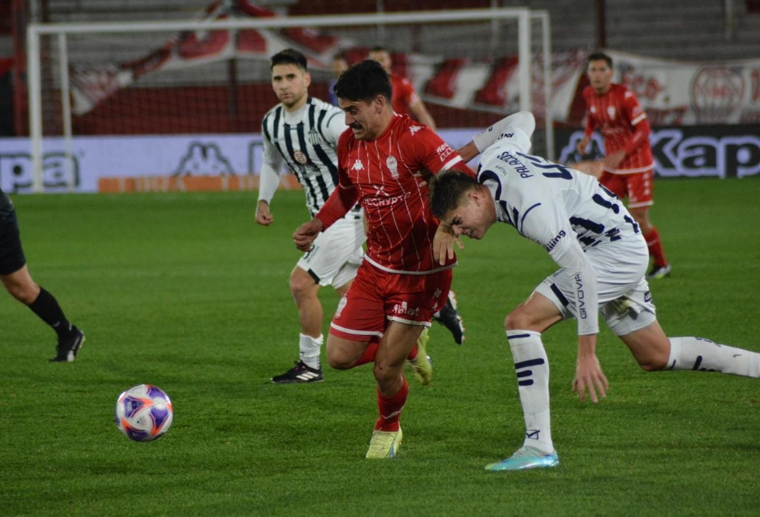 Un intento de Cóccaro para Huracán, que se hunde en la tabla.