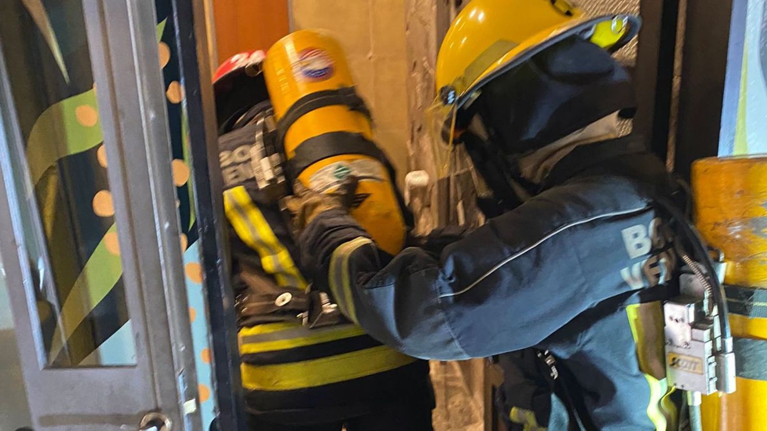 Intervención de los bomberos con el equipamiento necesario.