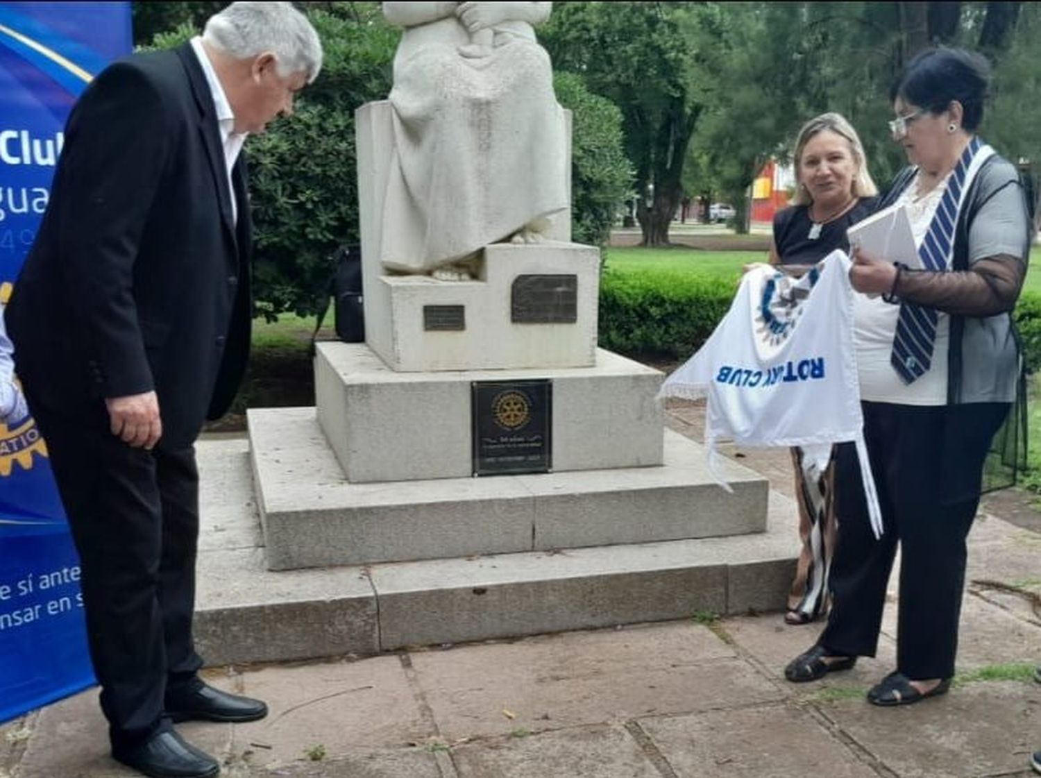 Descubrimiento de la placa a cargo de S. Poletti, la presidente actual E. Duven y la Intendente, Dra. D. Bogdan