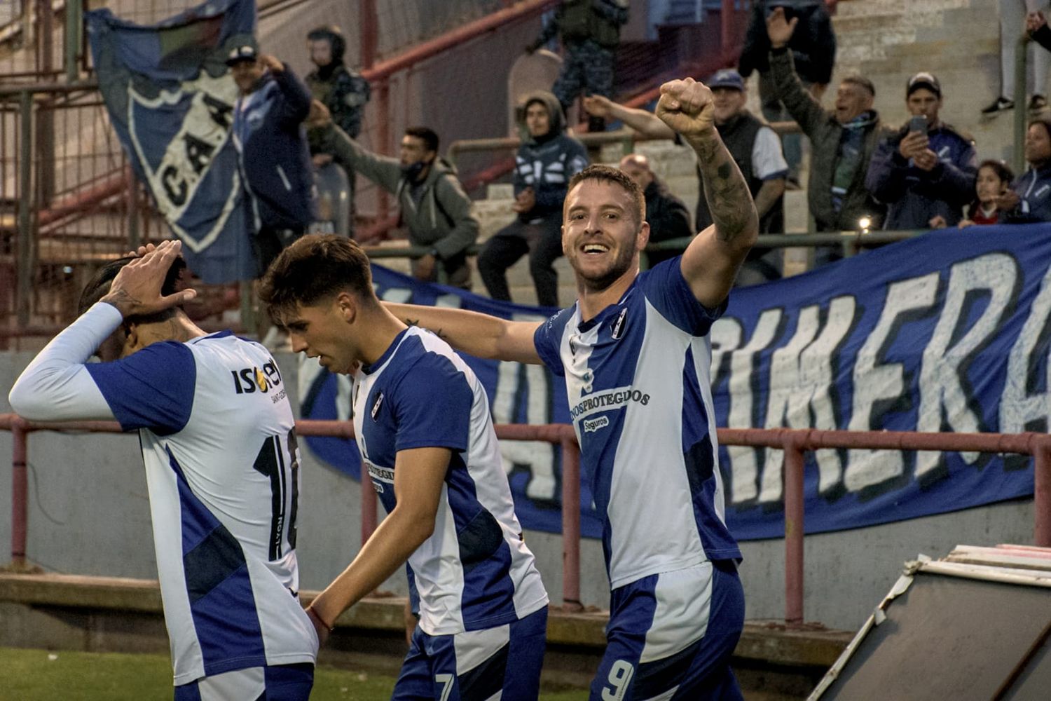 Alvarado tuvo su fiesta en la despedida del Minella