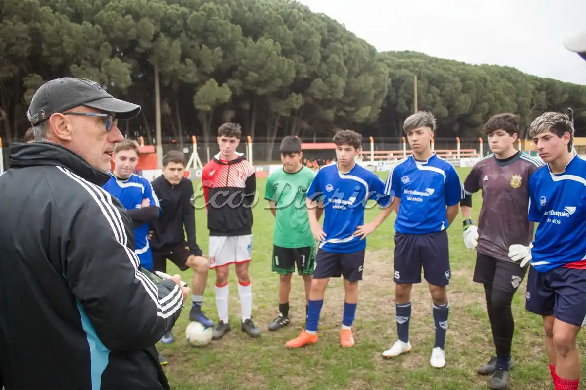 El "Cubano" Fernández charla con el plantel juvenil