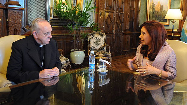Distancia. Bergoglio y la distancia que cultivó prudente con CFK.
