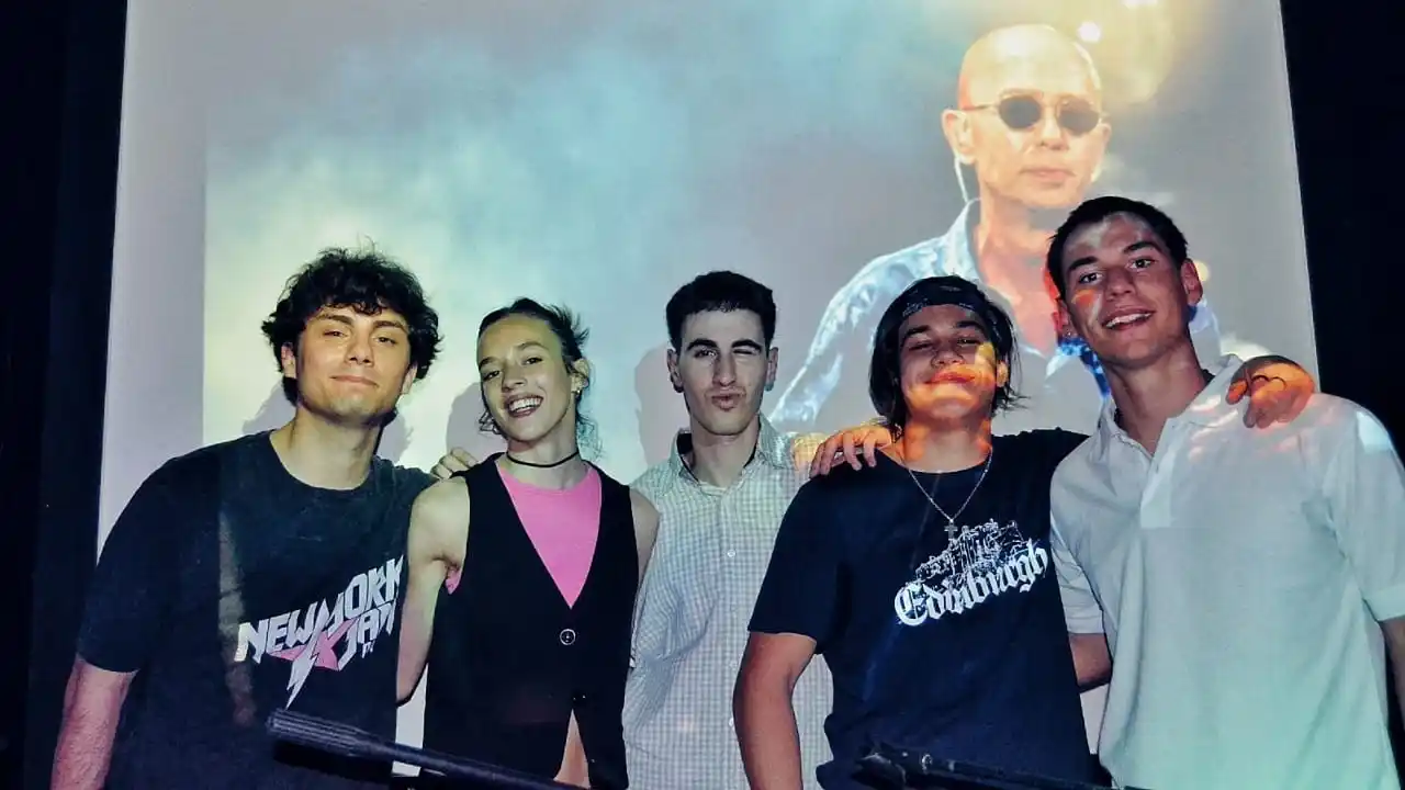 Derivé: la banda juvenil que crece entre temas propios y covers