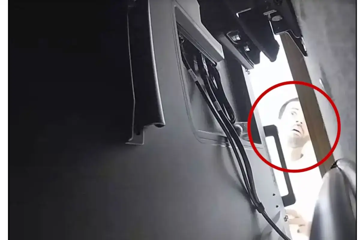 Abdulrahman Alfozan capturado por una cámara de seguridad al revisar el micrófono que había dejado detrás de un televisor en una oficina de OpenAI FBI