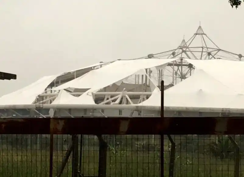 El viento destrozó otra vez parte del techo en el Estadio Unico de La Plata