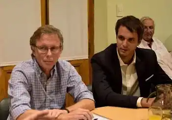 Juan José Bahillo, ministro de Producción y Turismo, junto a Enrique Cresto.