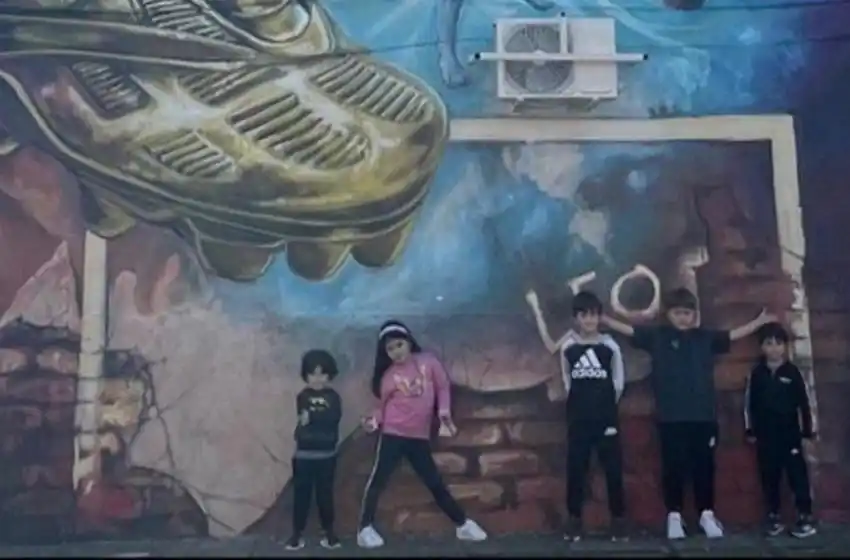 Homenaje a papá: los hijos de Lionel Messi visitaron el mural inaugurado hace unos días en Rosario