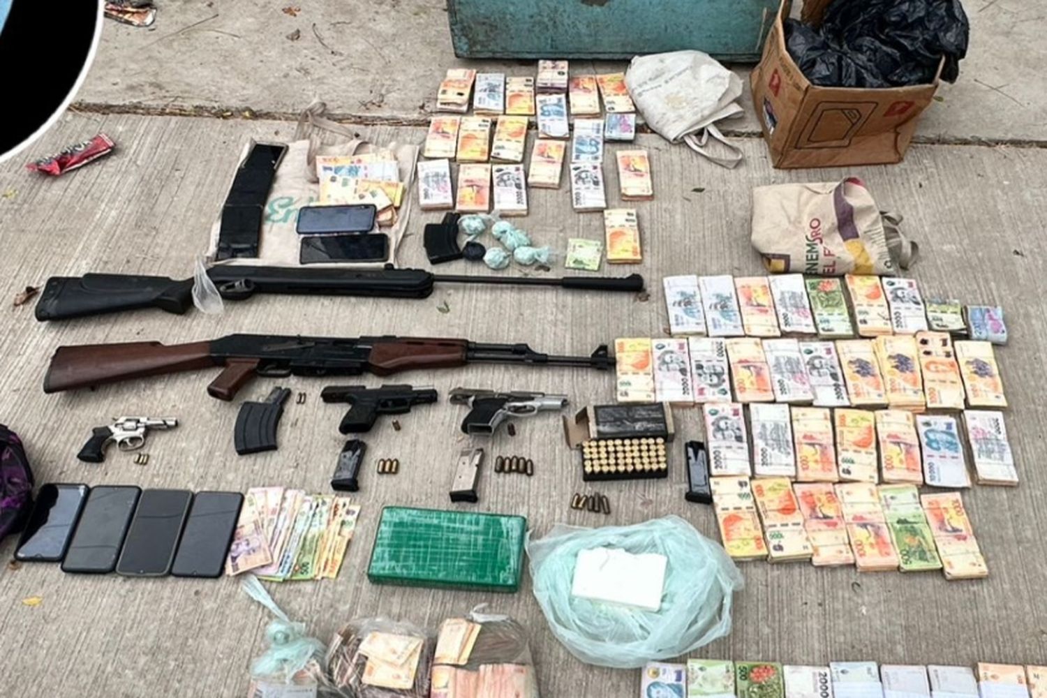 Múltiples detenidos con secuestro de armas y droga en un aguantadero de zona sur