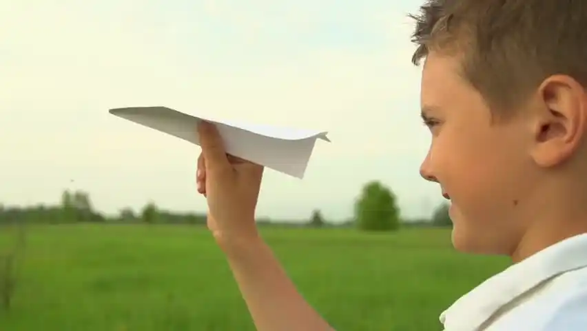 Quieren declarar de interés municipal una carrera de aviones de papel