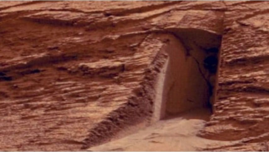 Un robot de la NASA fotografió una misteriosa puerta en Marte