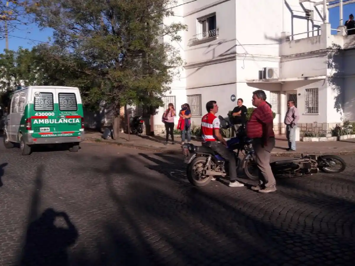 Chocaron dos motos: una joven resultó herida 