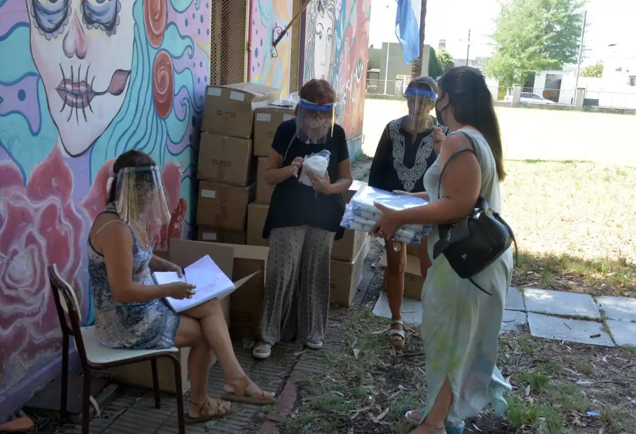 Entregaron kits de seguridad a docentes para poder iniciar la presencialidad en escuelas