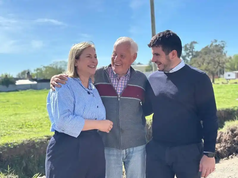 Scaglia y Chiarella junto a vecinos en su recorrida por Venado Tuerto.