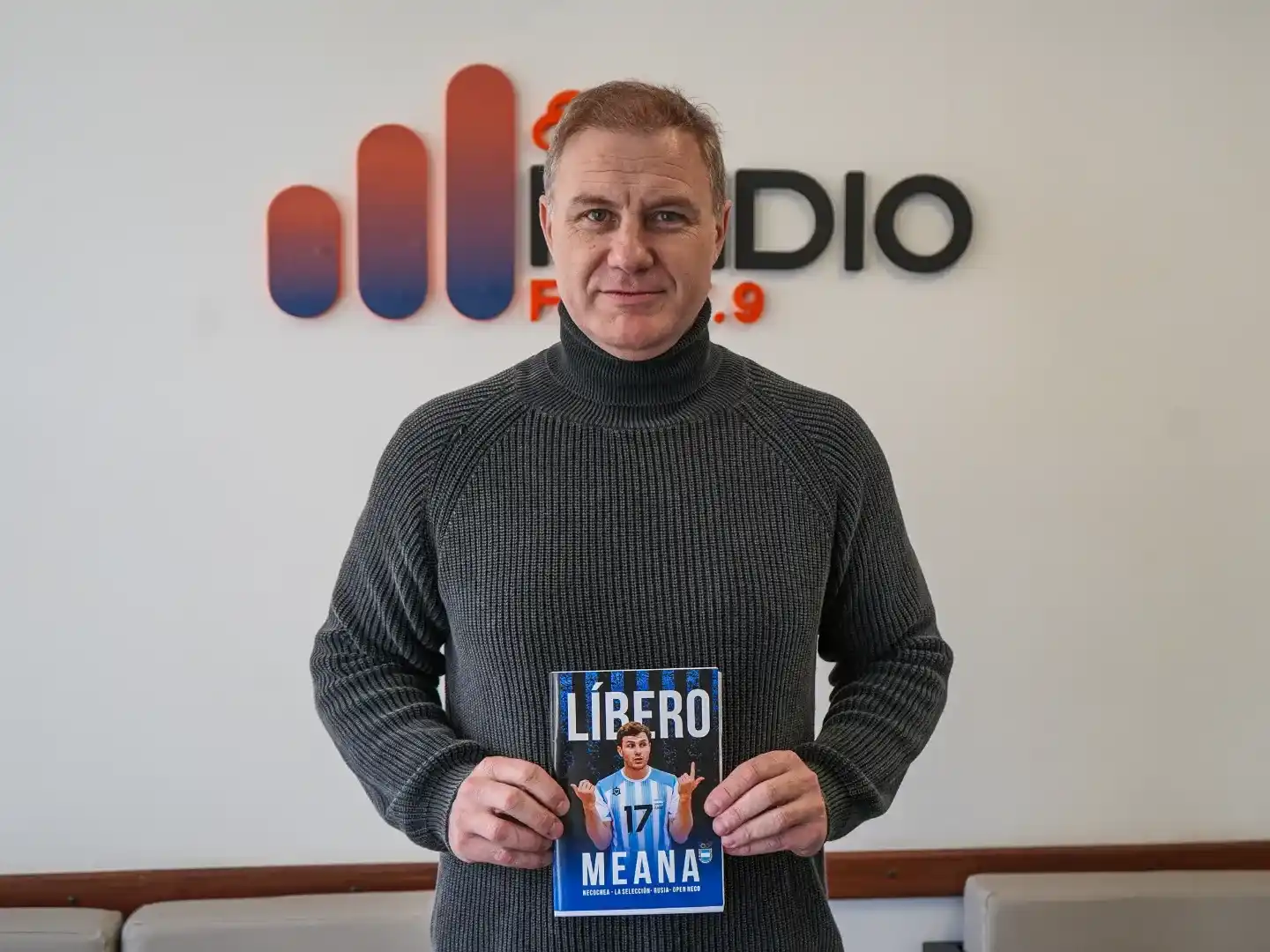Pablo Meana, junto a un ejemplar de su libro “Líbero, Pablo Meana”, durante su visita a Ecos Radio.