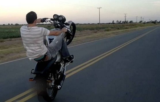 Murió un joven motociclista que chocó con otra moto que iba haciendo "Willy"